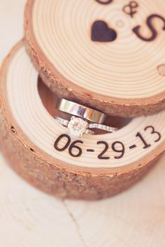 Χειροποίητο rustic κουτί για βέρες γάμου από φέτες ξύλου