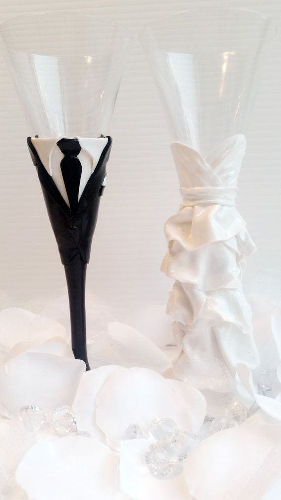 Ποτήρια σαμπάνιας γάμου στολισμένα με πολυμερικό πηλό