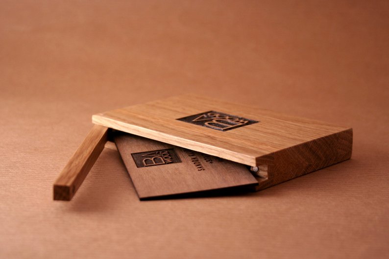 Προσωποποιημένη ξύλινη θήκη για επαγγελματικές κάρτες