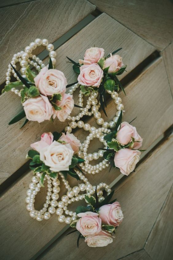 Χειροποίητα βραχιόλια μπάτσελορ πάρτυ για τις φίλες της νύφης με πέρλες και λουλούδια
