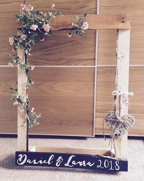 Χειροποίητο ξύλινο photo booth γάμου με ονόματα