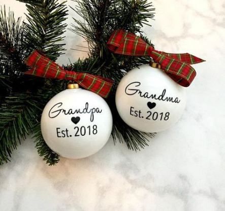 Χριστουγεννιάτικα στολίδια για ανακοίνωση εγκυμοσύνης σε παππού και γιαγιά